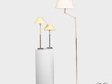 trois lampes posées sur un socle, surmontées d'un abat-jour