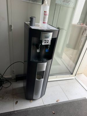 un distributeur d'eau dans un coin de la pièce