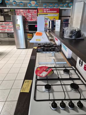 une plaque de cuisson posée sur un plan de travail