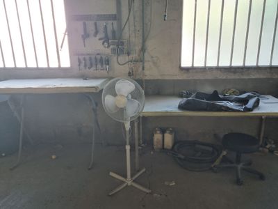 un ventilateur posé sur une table dans une pièce