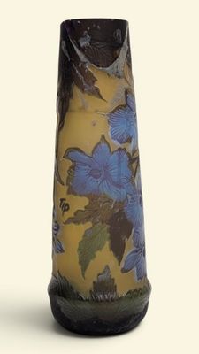 un vase jaune orné de fleurs bleues sur fond blanc