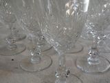 plusieurs verres à vin vides sont alignés sur une table