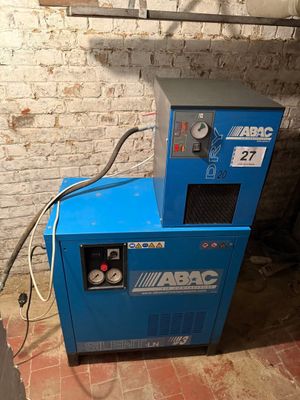 une machine bleue qui se trouve dans une pièce