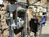 une photo d'un garage avec un établi et des outils