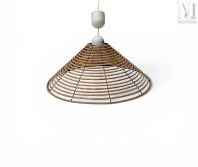 une lampe suspendue au plafond