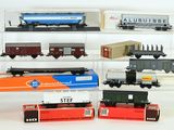 de nombreux petits trains exposés sur une étagère