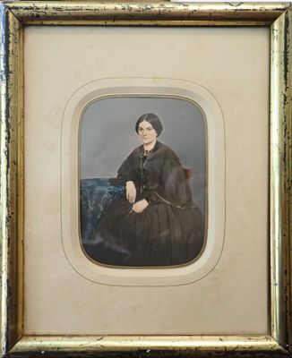 Ecole française fin XIX°, Portrait de dame au médaillon acco…