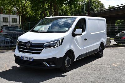 la camionnette blanche est garée sur le côté de la route