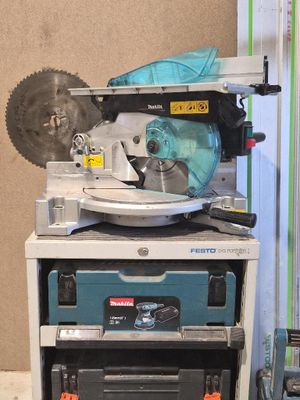 une machine posée sur une table
