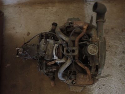 un petit moteur posé par terre