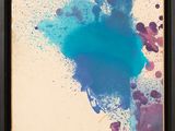 une peinture abstraite composée d'éclaboussures de peinture bleue et violette sur un fond blanc