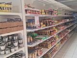 de nombreux rayons du magasin regorgent de produits alimentaires