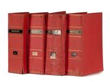 trois livres rouges sont empilés sur une surface blanche