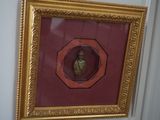 une photo d'un vase dans un cadre doré