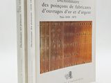 deux livres posés l'un sur l'autre devant un fond blanc