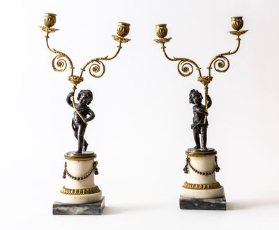 paire de candélabres en bronze et marbre ornés de figures sur socle