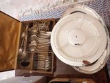 beaucoup d'argenterie dans une boîte posée par terre