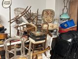 many chairs and a table in this room