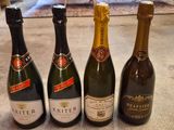trois bouteilles de vin sont alignées sur une table