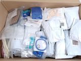 une boîte en carton remplie d'un grand nombre d'objets