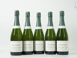 six bouteilles de vin sont alignées sur une table