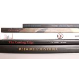 trois livres empilés sur une table