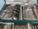 many spoons and spoon spoons in a green case