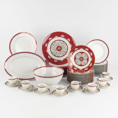 vaisselle en porcelaine rouge et blanche, ornée d'un motif rouge et blanc