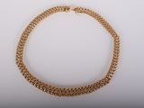 un collier à chaîne en or muni d'un fermoir