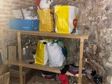 une étagère en bois sur laquelle sont posés des sacs et d'autres objets
