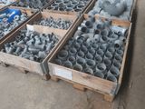 des cartons contenant des tuyaux et des raccords de différentes tailles et formes dans un entrepôt