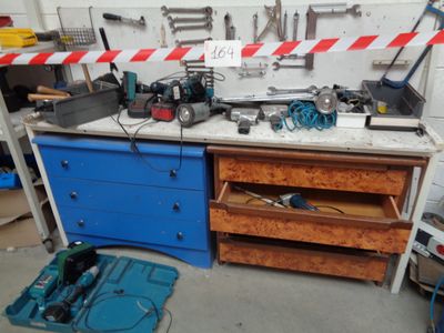un établi avec des outils dans un garage