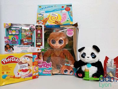 un grand nombre de jouets posés sur une table