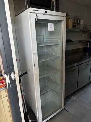 un réfrigérateur avec une porte en verre dans une cuisine