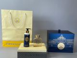 une image représentant un flacon de parfum à côté d'un sac et d'un autre flacon de parfum