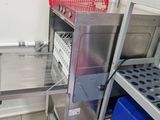une étagère métallique sur laquelle sont posés des paniers et des bacs