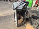 un poêle recouvert d'un couvercle dans un garage