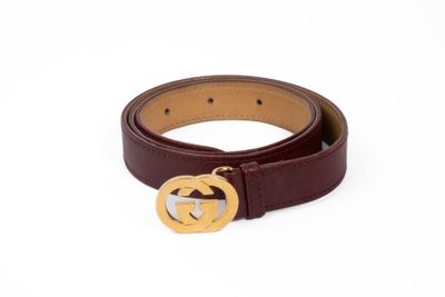 ceinture en cuir marron avec boucle dorée et boucle en forme de « G » double
