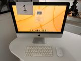 un ordinateur sur un bureau avec un clavier et une souris