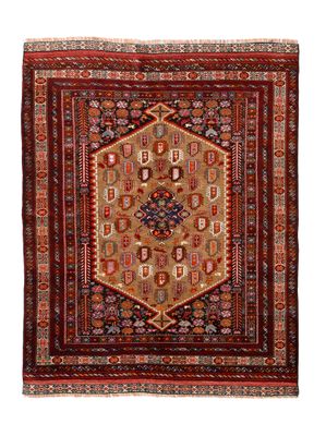 un ancien tapis persan à motifs géométriques sur fond blanc