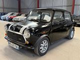une photo d'une petite voiture noire garée dans un garage