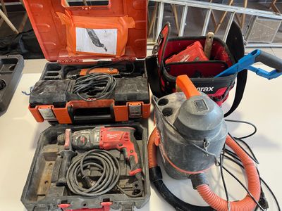 tout un tas d'outils accrochés au mur