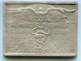 une image représentant une plaque sur laquelle figurent deux serpents