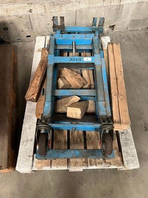 une machine bleue posée à côté d'un tas de bois