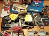 tout un tas d'objets divers posés sur une table