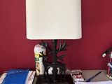 une lampe posée sur un bureau, à côté d'un livre