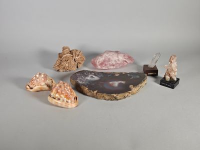 un ensemble de petites figurines posées sur une table