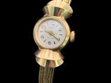 une image d'un gros plan d'une montre-bracelet sur un fond noir