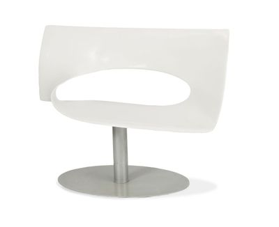 une chaise blanche avec un piètement en métal sur fond blanc