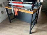 une photo d'un établi sur lequel sont posés tout un tas d'outils